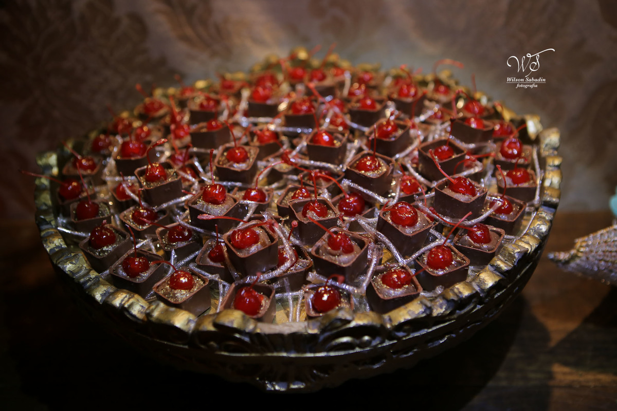 fotografia de casamento, noivos, noiva, noivo, fotografia de noivos, vestido de noiva, sapato, perfume, cabelo, véu, brinco, cruxifixo, pai, mãe, padrinhos, padre, pastor, igreja, cerimonia, festa, salão de beleza, maquiagem, buqu&eci