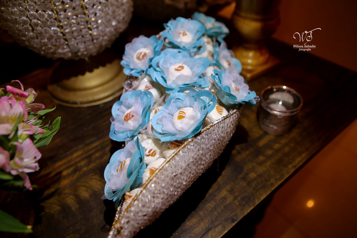 fotografia de casamento, noivos, noiva, noivo, fotografia de noivos, vestido de noiva, sapato, perfume, cabelo, véu, brinco, cruxifixo, pai, mãe, padrinhos, padre, pastor, igreja, cerimonia, festa, salão de beleza, maquiagem, buqu&eci