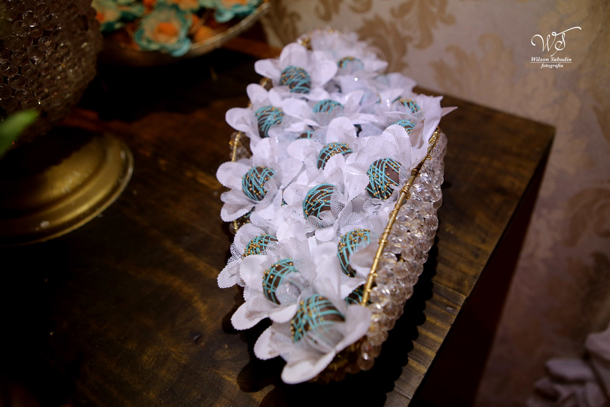 fotografia de casamento, noivos, noiva, noivo, fotografia de noivos, vestido de noiva, sapato, perfume, cabelo, véu, brinco, cruxifixo, pai, mãe, padrinhos, padre, pastor, igreja, cerimonia, festa, salão de beleza, maquiagem, buqu&eci