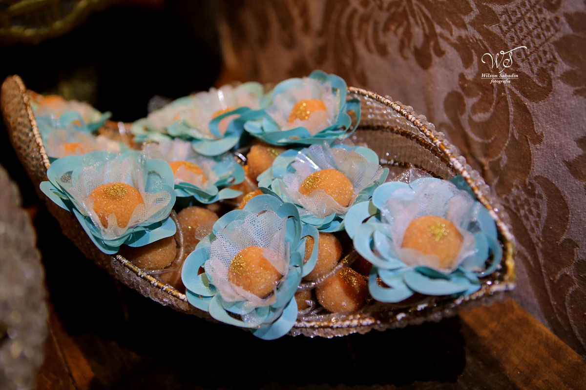 fotografia de casamento, noivos, noiva, noivo, fotografia de noivos, vestido de noiva, sapato, perfume, cabelo, véu, brinco, cruxifixo, pai, mãe, padrinhos, padre, pastor, igreja, cerimonia, festa, salão de beleza, maquiagem, buqu&eci