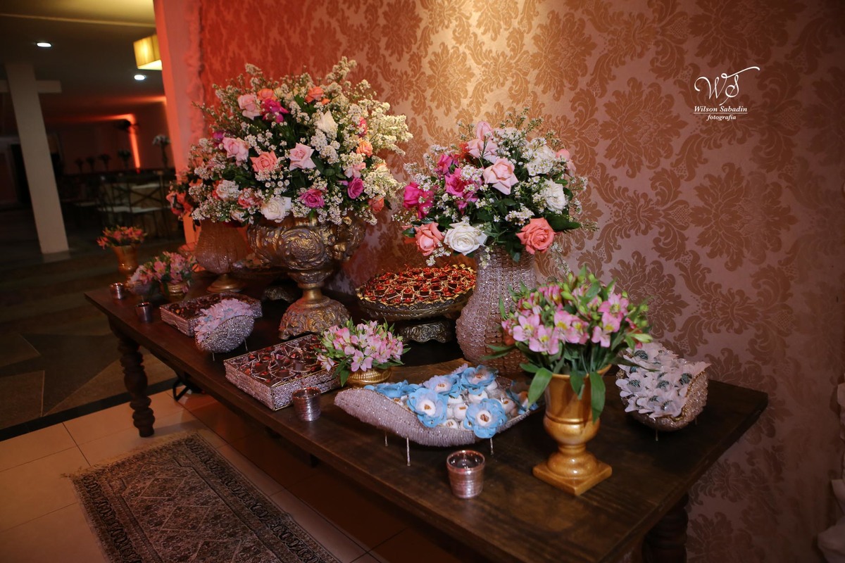 fotografia de casamento, noivos, noiva, noivo, fotografia de noivos, vestido de noiva, sapato, perfume, cabelo, véu, brinco, cruxifixo, pai, mãe, padrinhos, padre, pastor, igreja, cerimonia, festa, salão de beleza, maquiagem, buqu&eci