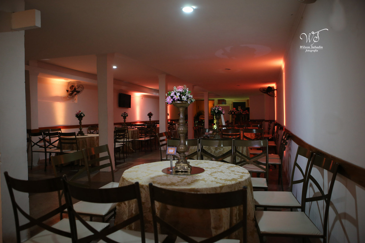 fotografia de casamento, noivos, noiva, noivo, fotografia de noivos, vestido de noiva, sapato, perfume, cabelo, véu, brinco, cruxifixo, pai, mãe, padrinhos, padre, pastor, igreja, cerimonia, festa, salão de beleza, maquiagem, buqu&eci