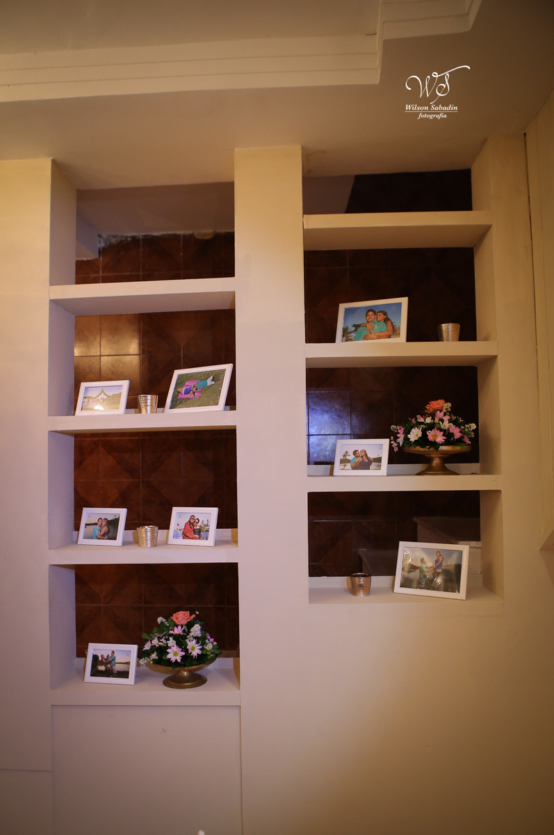 fotografia de casamento, noivos, noiva, noivo, fotografia de noivos, vestido de noiva, sapato, perfume, cabelo, véu, brinco, cruxifixo, pai, mãe, padrinhos, padre, pastor, igreja, cerimonia, festa, salão de beleza, maquiagem, buqu&eci