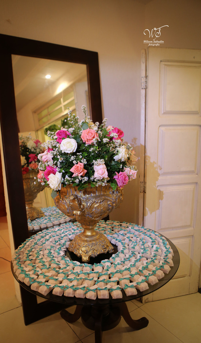 fotografia de casamento, noivos, noiva, noivo, fotografia de noivos, vestido de noiva, sapato, perfume, cabelo, véu, brinco, cruxifixo, pai, mãe, padrinhos, padre, pastor, igreja, cerimonia, festa, salão de beleza, maquiagem, buqu&eci