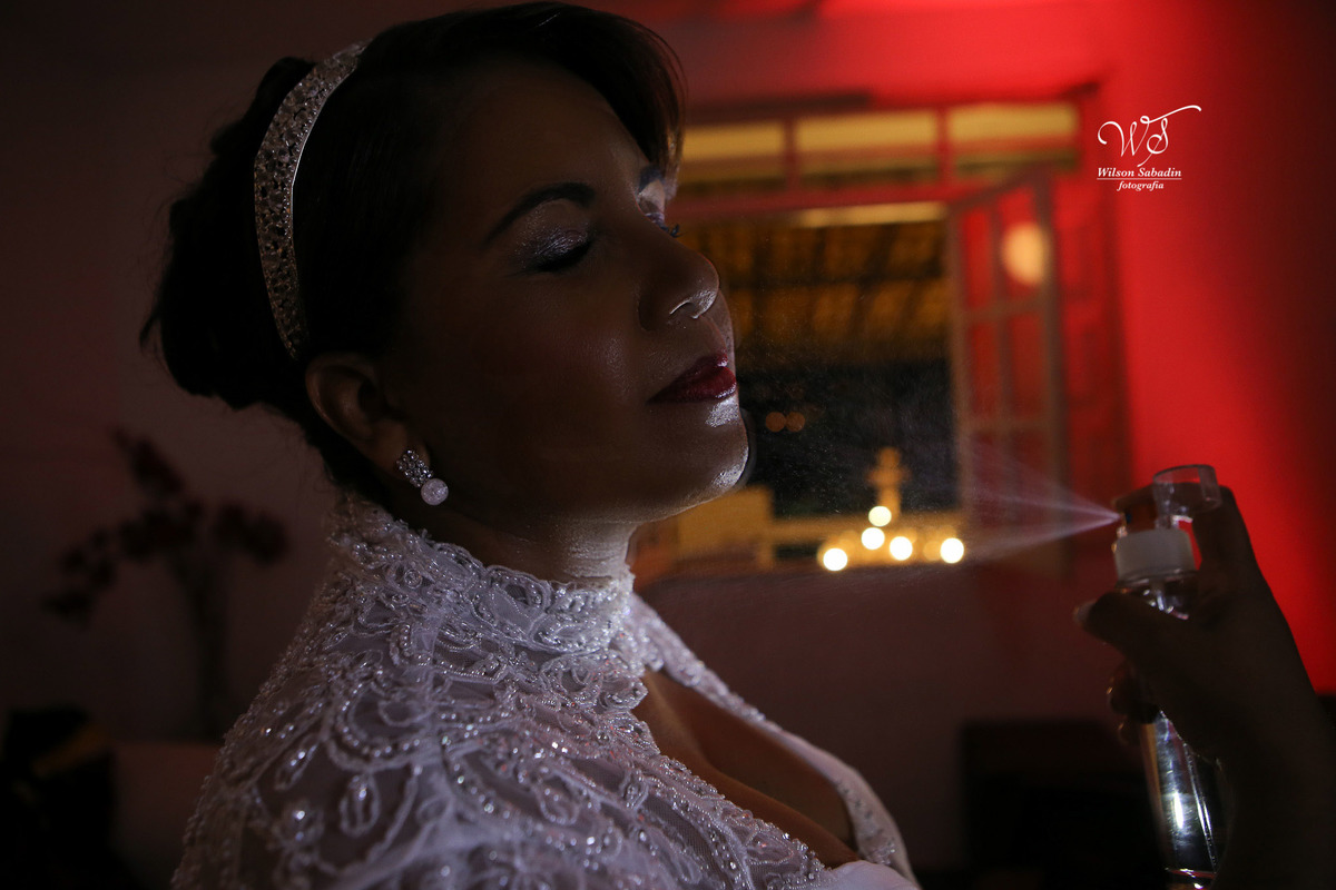 fotografia de casamento, noivos, noiva, noivo, fotografia de noivos, vestido de noiva, sapato, perfume, cabelo, véu, brinco, cruxifixo, pai, mãe, padrinhos, padre, pastor, igreja, cerimonia, festa, salão de beleza, maquiagem, buqu&eci