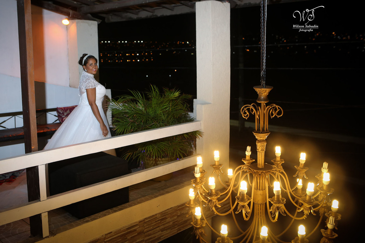 fotografia de casamento, noivos, noiva, noivo, fotografia de noivos, vestido de noiva, sapato, perfume, cabelo, véu, brinco, cruxifixo, pai, mãe, padrinhos, padre, pastor, igreja, cerimonia, festa, salão de beleza, maquiagem, buqu&eci