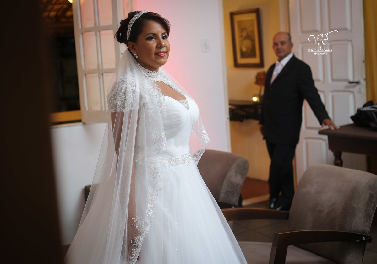 fotografia de casamento, noivos, noiva, noivo, fotografia de noivos, vestido de noiva, sapato, perfume, cabelo, véu, brinco, cruxifixo, pai, mãe, padrinhos, padre, pastor, igreja, cerimonia, festa, salão de beleza, maquiagem, buqu&eci
