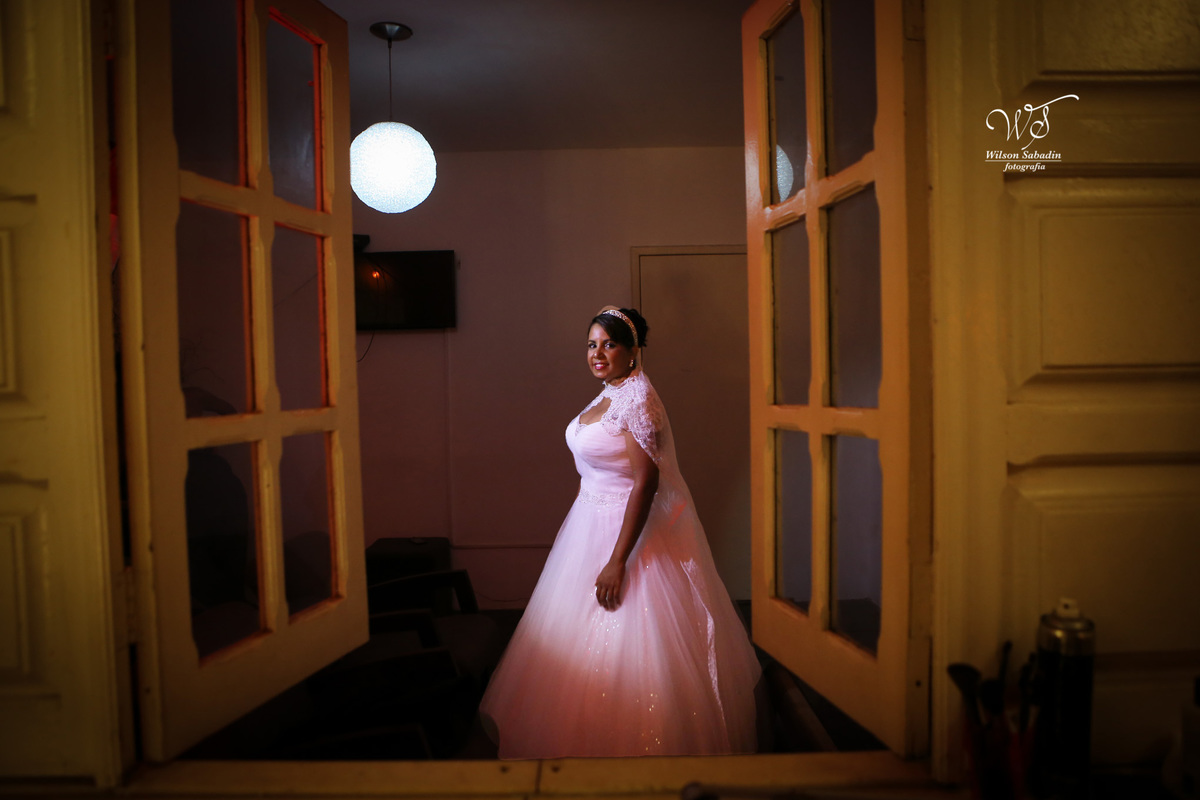 fotografia de casamento, noivos, noiva, noivo, fotografia de noivos, vestido de noiva, sapato, perfume, cabelo, véu, brinco, cruxifixo, pai, mãe, padrinhos, padre, pastor, igreja, cerimonia, festa, salão de beleza, maquiagem, buqu&eci