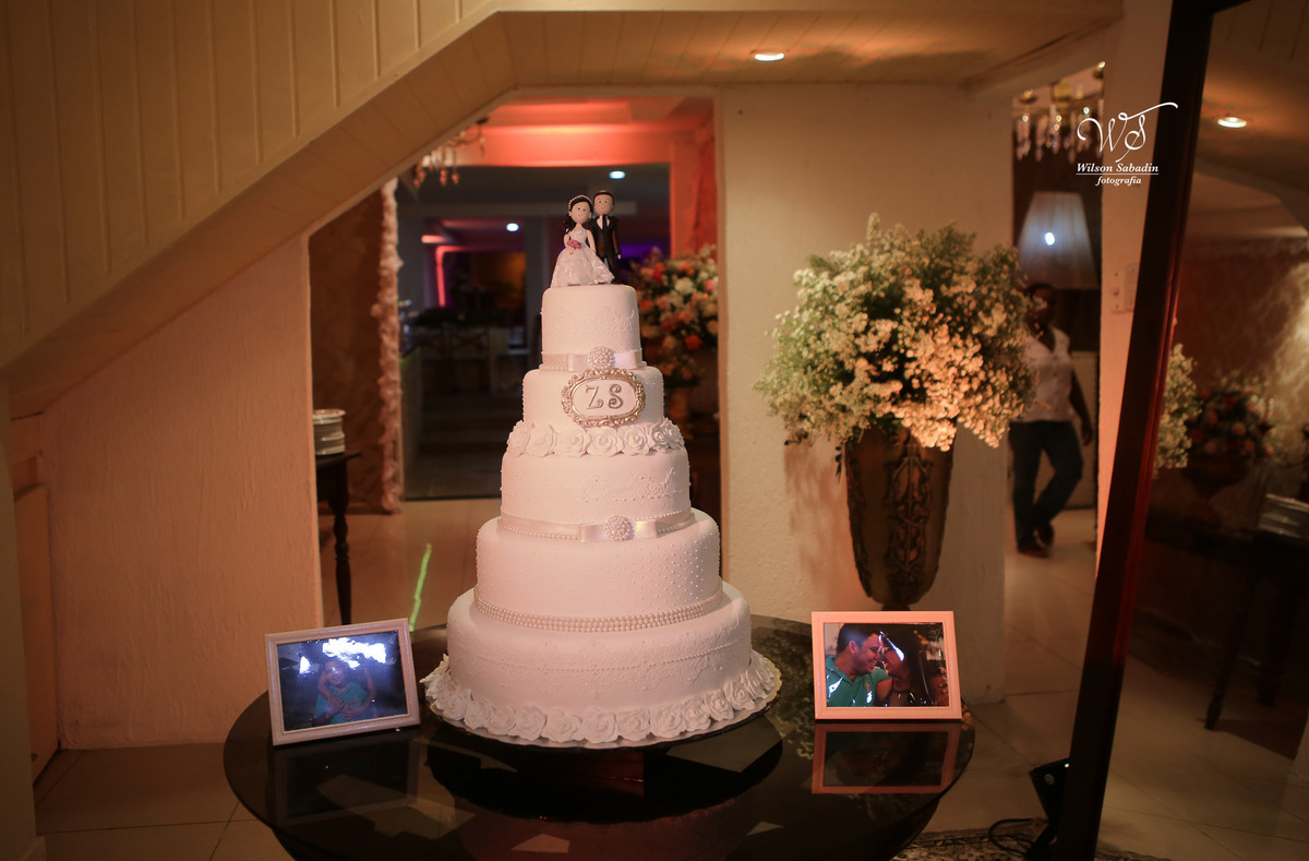 fotografia de casamento, noivos, noiva, noivo, fotografia de noivos, vestido de noiva, sapato, perfume, cabelo, véu, brinco, cruxifixo, pai, mãe, padrinhos, padre, pastor, igreja, cerimonia, festa, salão de beleza, maquiagem, buqu&eci
