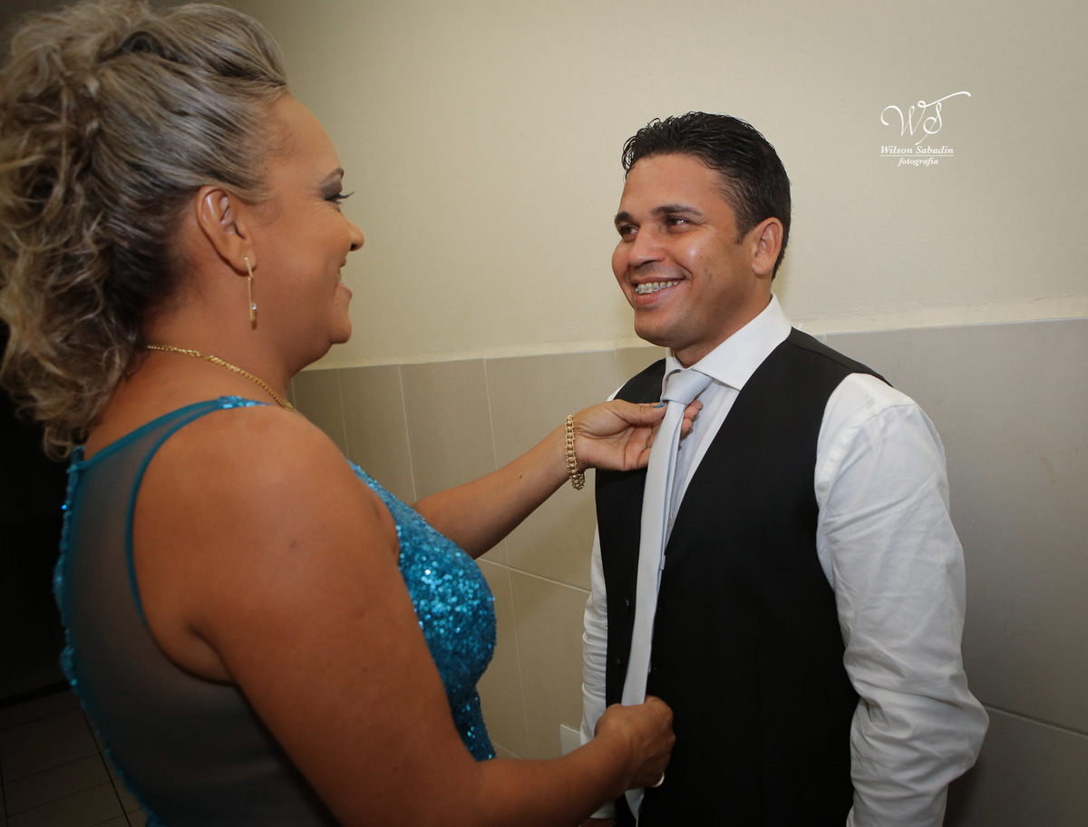 fotografia de casamento, noivos, noiva, noivo, fotografia de noivos, vestido de noiva, sapato, perfume, cabelo, véu, brinco, cruxifixo, pai, mãe, padrinhos, padre, pastor, igreja, cerimonia, festa, salão de beleza, maquiagem, buqu&eci