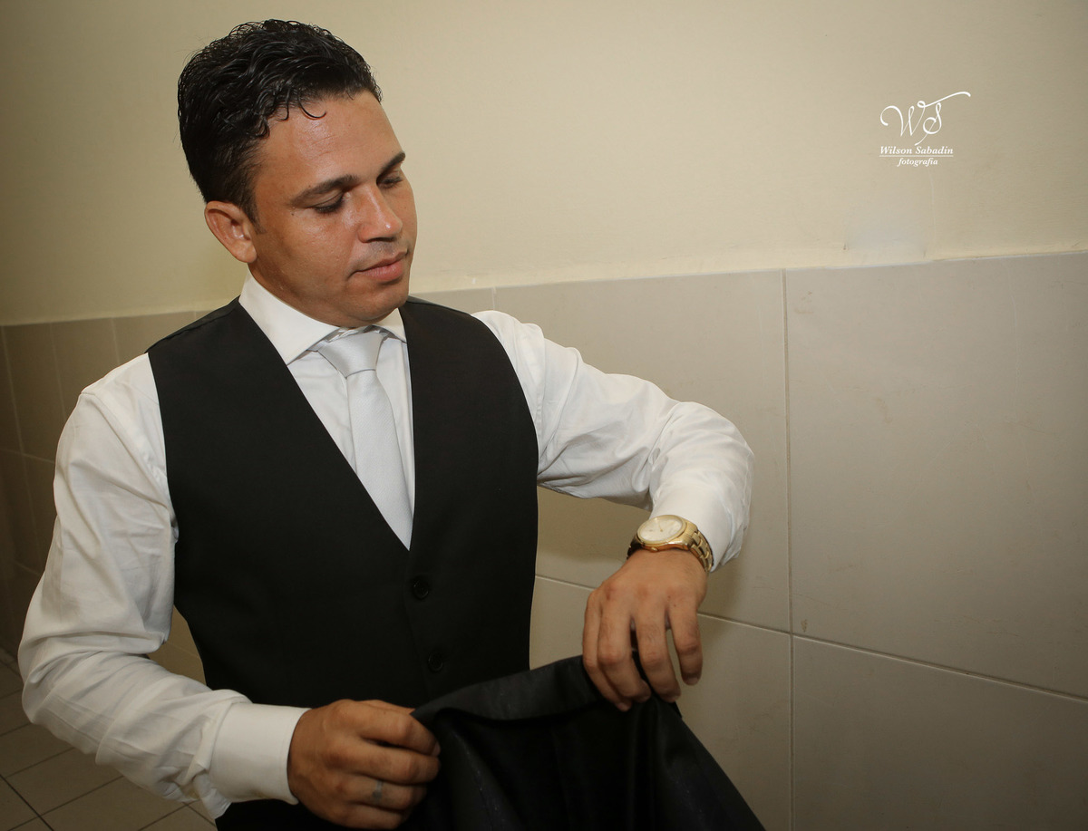 fotografia de casamento, noivos, noiva, noivo, fotografia de noivos, vestido de noiva, sapato, perfume, cabelo, véu, brinco, cruxifixo, pai, mãe, padrinhos, padre, pastor, igreja, cerimonia, festa, salão de beleza, maquiagem, buqu&eci