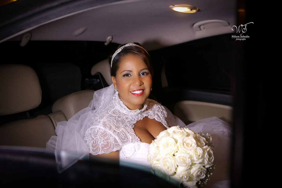 fotografia de casamento, noivos, noiva, noivo, fotografia de noivos, vestido de noiva, sapato, perfume, cabelo, véu, brinco, cruxifixo, pai, mãe, padrinhos, padre, pastor, igreja, cerimonia, festa, salão de beleza, maquiagem, buqu&eci