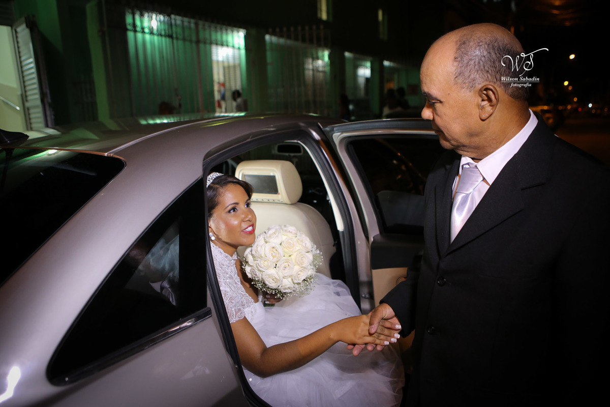 fotografia de casamento, noivos, noiva, noivo, fotografia de noivos, vestido de noiva, sapato, perfume, cabelo, véu, brinco, cruxifixo, pai, mãe, padrinhos, padre, pastor, igreja, cerimonia, festa, salão de beleza, maquiagem, buqu&eci