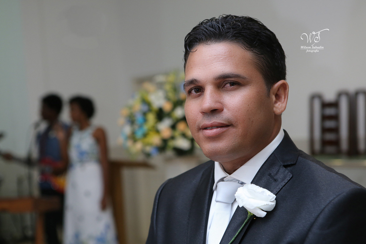 fotografia de casamento, noivos, noiva, noivo, fotografia de noivos, vestido de noiva, sapato, perfume, cabelo, véu, brinco, cruxifixo, pai, mãe, padrinhos, padre, pastor, igreja, cerimonia, festa, salão de beleza, maquiagem, buqu&eci