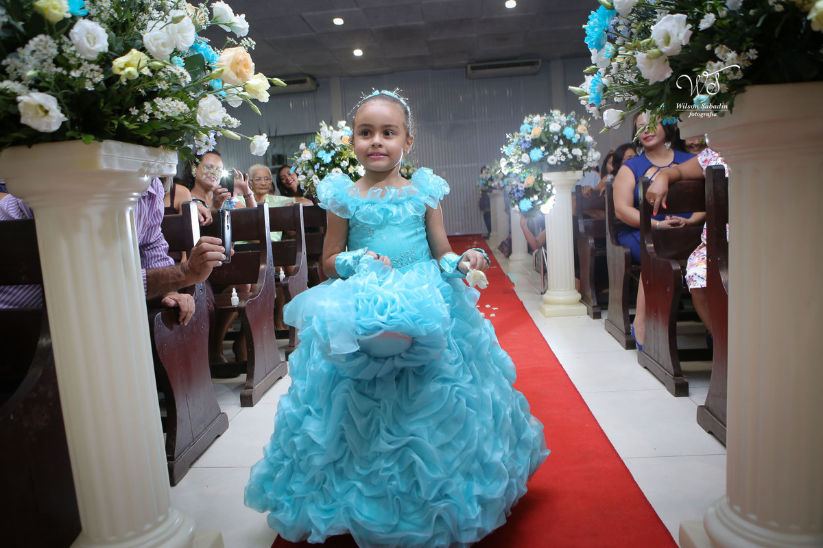 fotografia de casamento, noivos, noiva, noivo, fotografia de noivos, vestido de noiva, sapato, perfume, cabelo, véu, brinco, cruxifixo, pai, mãe, padrinhos, padre, pastor, igreja, cerimonia, festa, salão de beleza, maquiagem, buqu&eci