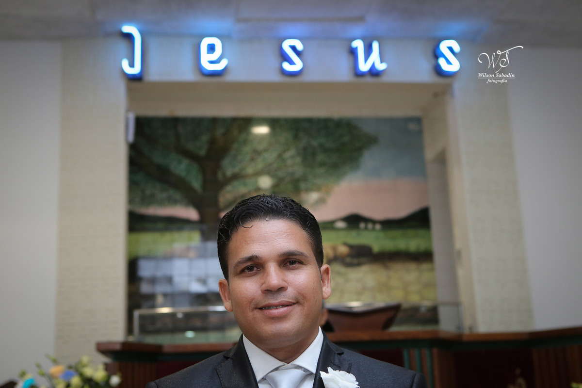 fotografia de casamento, noivos, noiva, noivo, fotografia de noivos, vestido de noiva, sapato, perfume, cabelo, véu, brinco, cruxifixo, pai, mãe, padrinhos, padre, pastor, igreja, cerimonia, festa, salão de beleza, maquiagem, buqu&eci