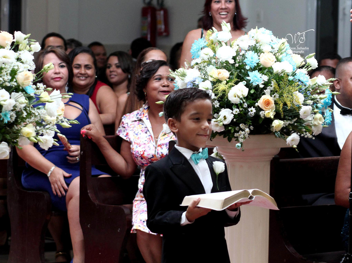 fotografia de casamento, noivos, noiva, noivo, fotografia de noivos, vestido de noiva, sapato, perfume, cabelo, véu, brinco, cruxifixo, pai, mãe, padrinhos, padre, pastor, igreja, cerimonia, festa, salão de beleza, maquiagem, buqu&eci