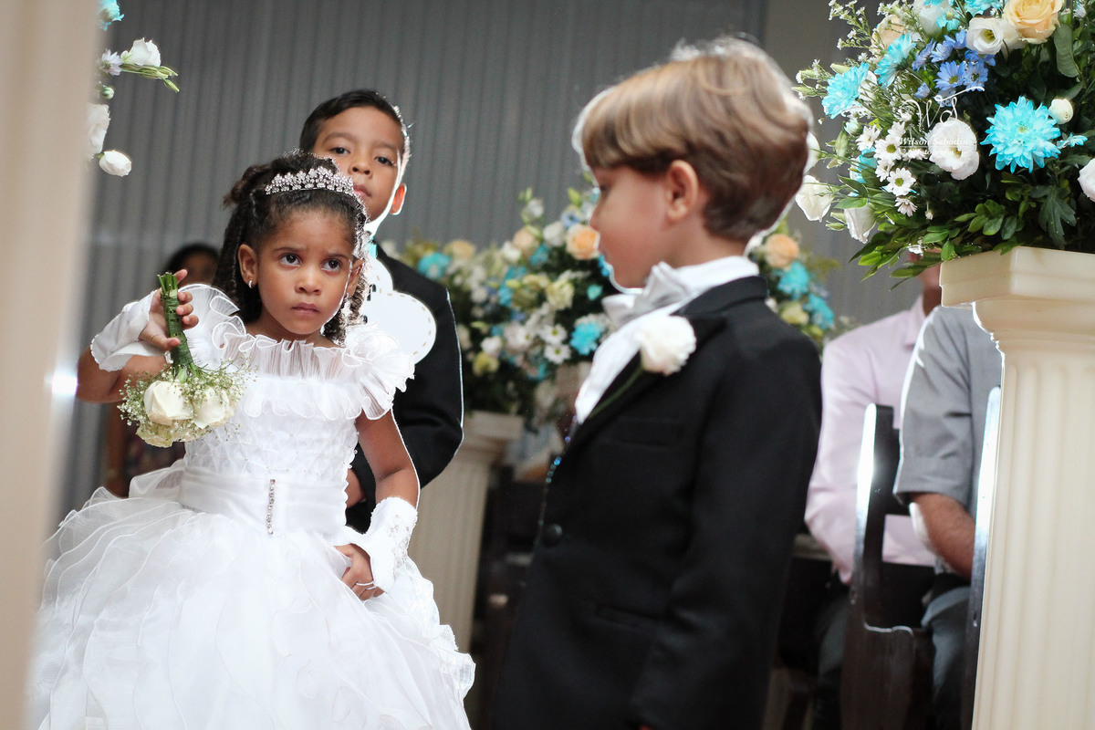 fotografia de casamento, noivos, noiva, noivo, fotografia de noivos, vestido de noiva, sapato, perfume, cabelo, véu, brinco, cruxifixo, pai, mãe, padrinhos, padre, pastor, igreja, cerimonia, festa, salão de beleza, maquiagem, buqu&eci