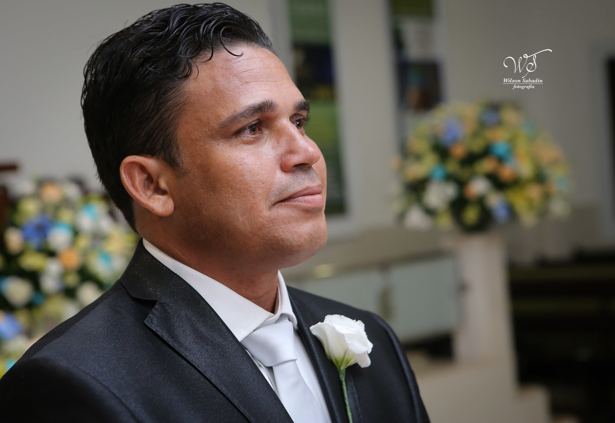 fotografia de casamento, noivos, noiva, noivo, fotografia de noivos, vestido de noiva, sapato, perfume, cabelo, véu, brinco, cruxifixo, pai, mãe, padrinhos, padre, pastor, igreja, cerimonia, festa, salão de beleza, maquiagem, buqu&eci