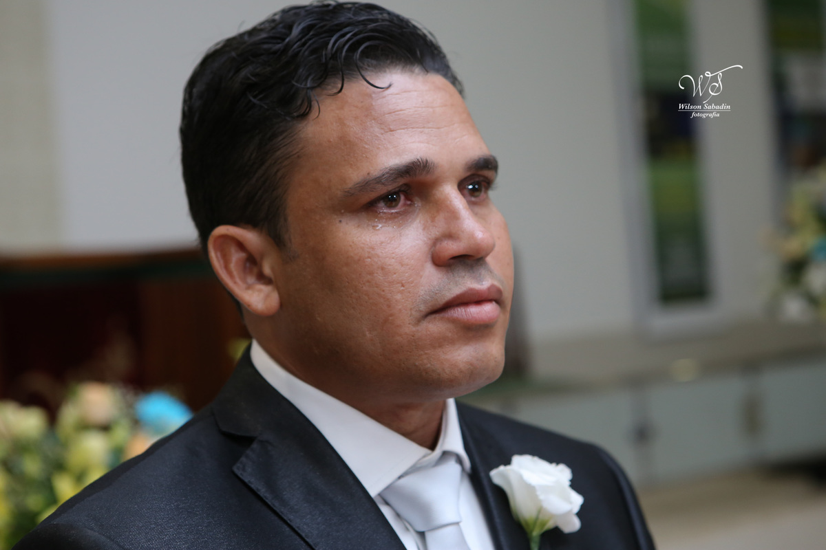 fotografia de casamento, noivos, noiva, noivo, fotografia de noivos, vestido de noiva, sapato, perfume, cabelo, véu, brinco, cruxifixo, pai, mãe, padrinhos, padre, pastor, igreja, cerimonia, festa, salão de beleza, maquiagem, buqu&eci