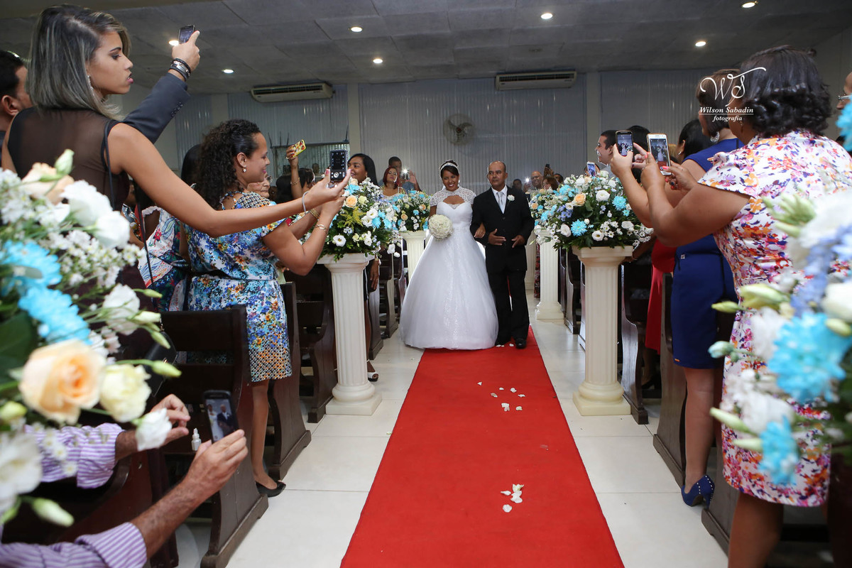 fotografia de casamento, noivos, noiva, noivo, fotografia de noivos, vestido de noiva, sapato, perfume, cabelo, véu, brinco, cruxifixo, pai, mãe, padrinhos, padre, pastor, igreja, cerimonia, festa, salão de beleza, maquiagem, buqu&eci