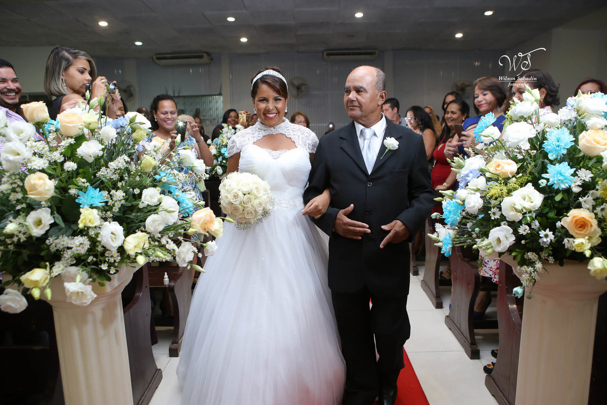 fotografia de casamento, noivos, noiva, noivo, fotografia de noivos, vestido de noiva, sapato, perfume, cabelo, véu, brinco, cruxifixo, pai, mãe, padrinhos, padre, pastor, igreja, cerimonia, festa, salão de beleza, maquiagem, buqu&eci