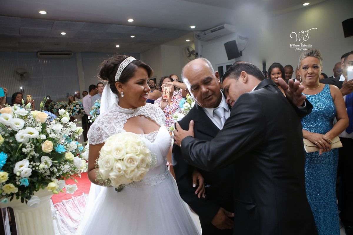fotografia de casamento, noivos, noiva, noivo, fotografia de noivos, vestido de noiva, sapato, perfume, cabelo, véu, brinco, cruxifixo, pai, mãe, padrinhos, padre, pastor, igreja, cerimonia, festa, salão de beleza, maquiagem, buqu&eci