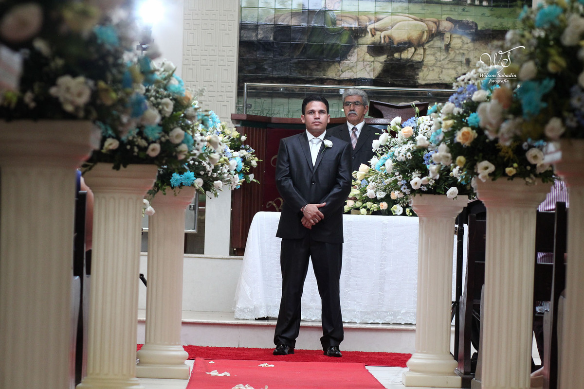 fotografia de casamento, noivos, noiva, noivo, fotografia de noivos, vestido de noiva, sapato, perfume, cabelo, véu, brinco, cruxifixo, pai, mãe, padrinhos, padre, pastor, igreja, cerimonia, festa, salão de beleza, maquiagem, buqu&eci