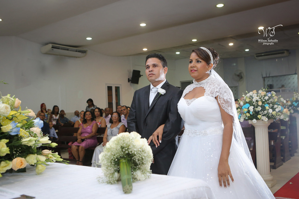 fotografia de casamento, noivos, noiva, noivo, fotografia de noivos, vestido de noiva, sapato, perfume, cabelo, véu, brinco, cruxifixo, pai, mãe, padrinhos, padre, pastor, igreja, cerimonia, festa, salão de beleza, maquiagem, buqu&eci