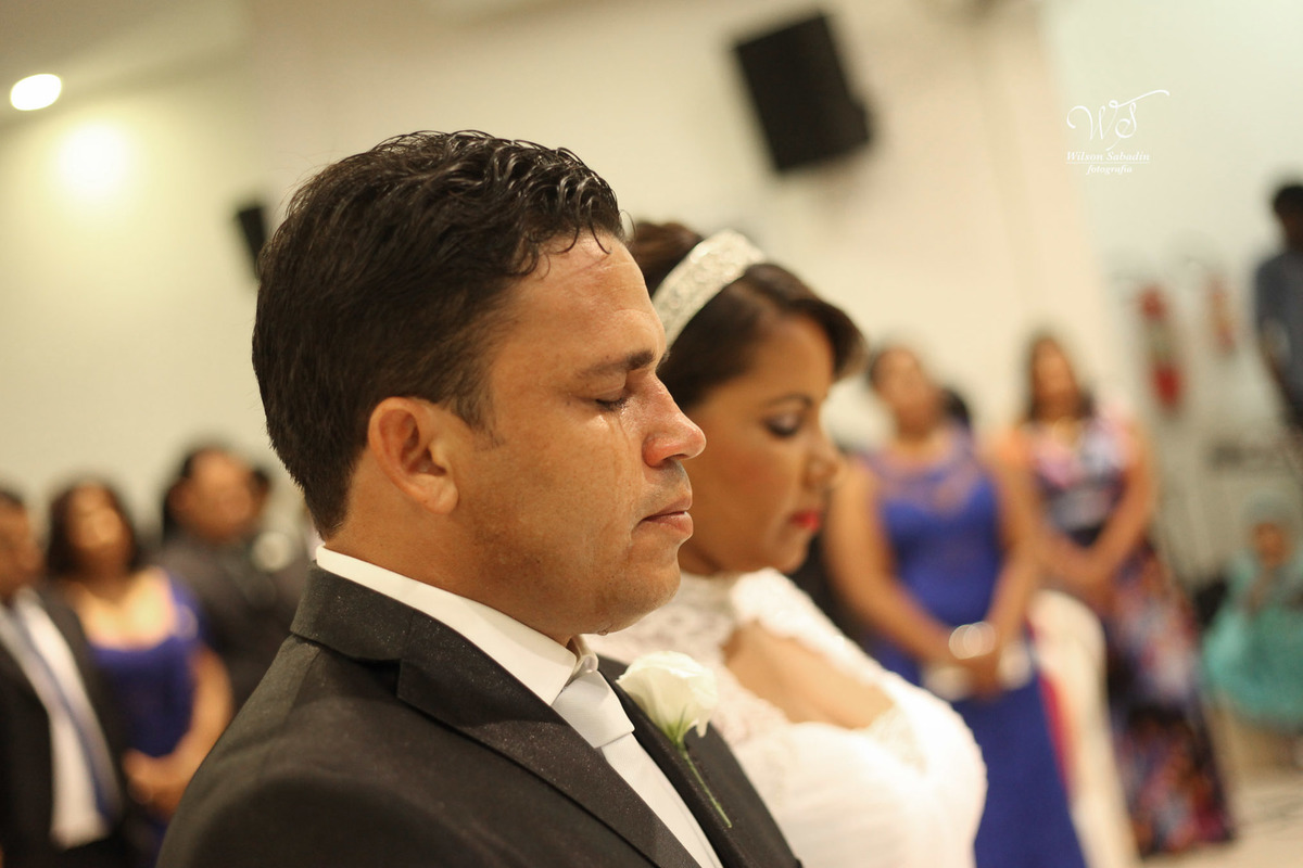 fotografia de casamento, noivos, noiva, noivo, fotografia de noivos, vestido de noiva, sapato, perfume, cabelo, véu, brinco, cruxifixo, pai, mãe, padrinhos, padre, pastor, igreja, cerimonia, festa, salão de beleza, maquiagem, buqu&eci