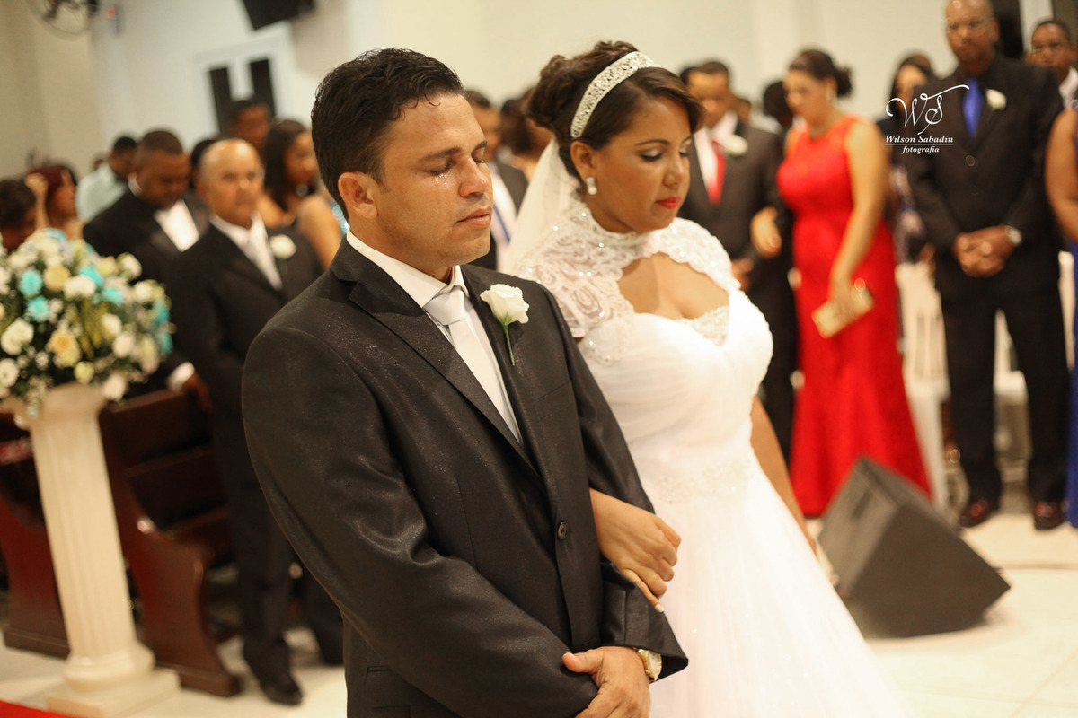 fotografia de casamento, noivos, noiva, noivo, fotografia de noivos, vestido de noiva, sapato, perfume, cabelo, véu, brinco, cruxifixo, pai, mãe, padrinhos, padre, pastor, igreja, cerimonia, festa, salão de beleza, maquiagem, buqu&eci
