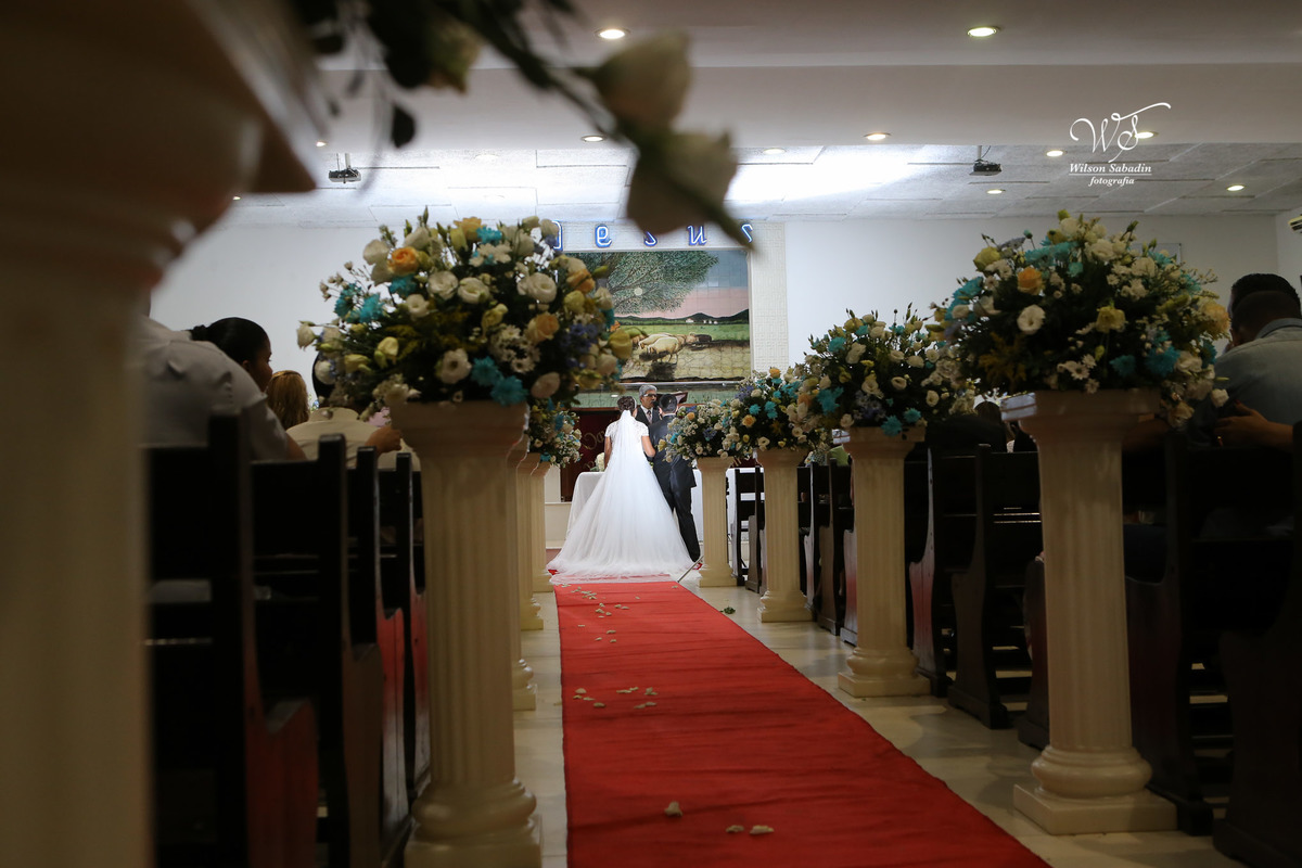 fotografia de casamento, noivos, noiva, noivo, fotografia de noivos, vestido de noiva, sapato, perfume, cabelo, véu, brinco, cruxifixo, pai, mãe, padrinhos, padre, pastor, igreja, cerimonia, festa, salão de beleza, maquiagem, buqu&eci