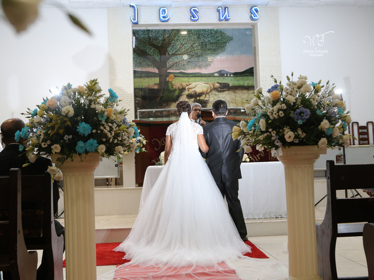 fotografia de casamento, noivos, noiva, noivo, fotografia de noivos, vestido de noiva, sapato, perfume, cabelo, véu, brinco, cruxifixo, pai, mãe, padrinhos, padre, pastor, igreja, cerimonia, festa, salão de beleza, maquiagem, buqu&eci