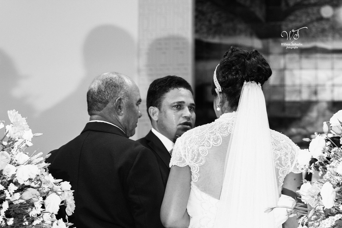fotografia de casamento, noivos, noiva, noivo, fotografia de noivos, vestido de noiva, sapato, perfume, cabelo, véu, brinco, cruxifixo, pai, mãe, padrinhos, padre, pastor, igreja, cerimonia, festa, salão de beleza, maquiagem, buqu&eci