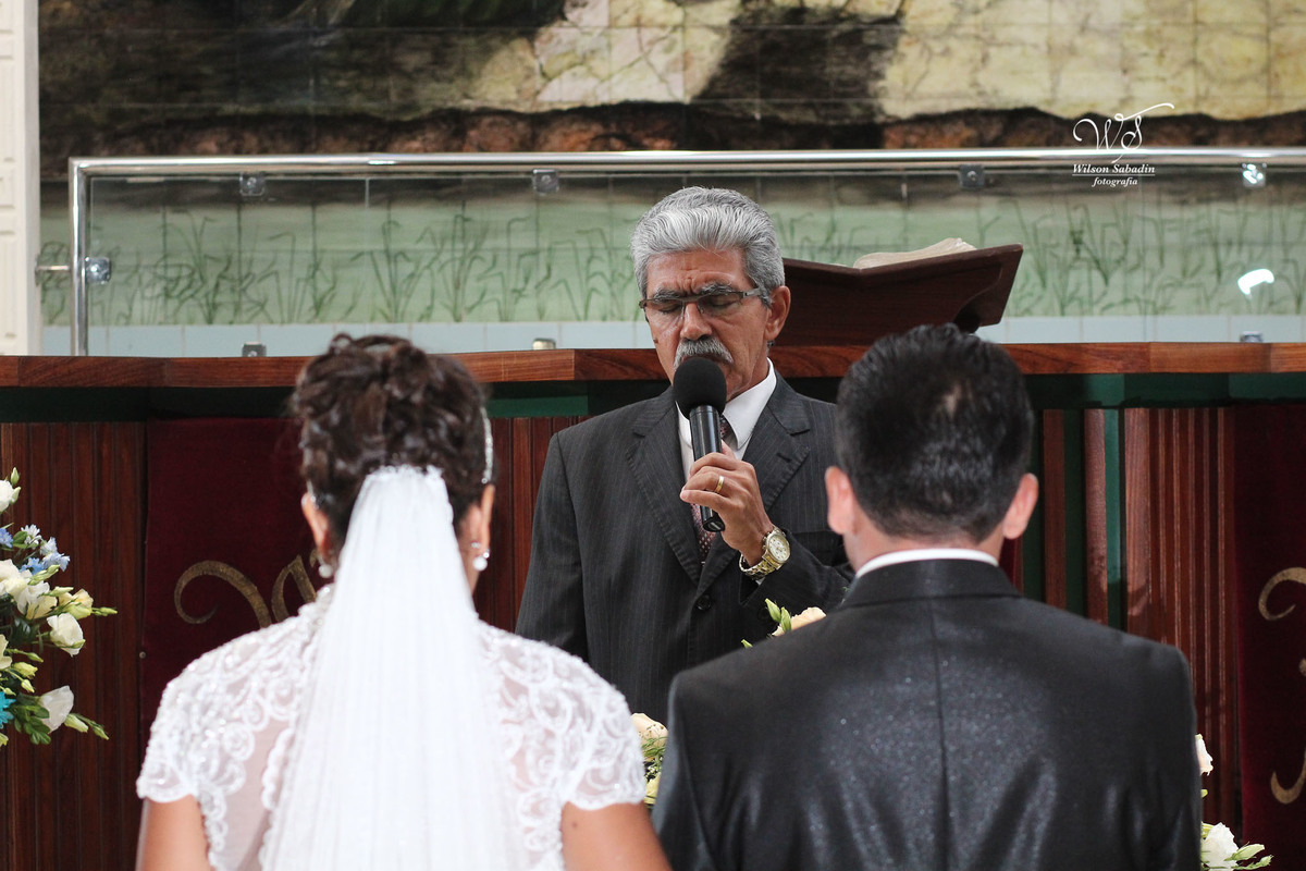 fotografia de casamento, noivos, noiva, noivo, fotografia de noivos, vestido de noiva, sapato, perfume, cabelo, véu, brinco, cruxifixo, pai, mãe, padrinhos, padre, pastor, igreja, cerimonia, festa, salão de beleza, maquiagem, buqu&eci