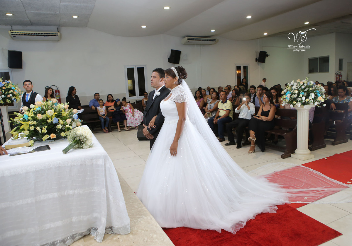 fotografia de casamento, noivos, noiva, noivo, fotografia de noivos, vestido de noiva, sapato, perfume, cabelo, véu, brinco, cruxifixo, pai, mãe, padrinhos, padre, pastor, igreja, cerimonia, festa, salão de beleza, maquiagem, buqu&eci