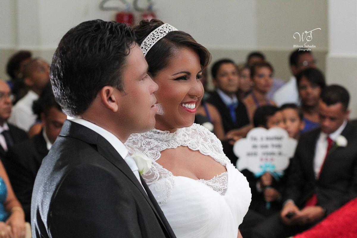 fotografia de casamento, noivos, noiva, noivo, fotografia de noivos, vestido de noiva, sapato, perfume, cabelo, véu, brinco, cruxifixo, pai, mãe, padrinhos, padre, pastor, igreja, cerimonia, festa, salão de beleza, maquiagem, buqu&eci