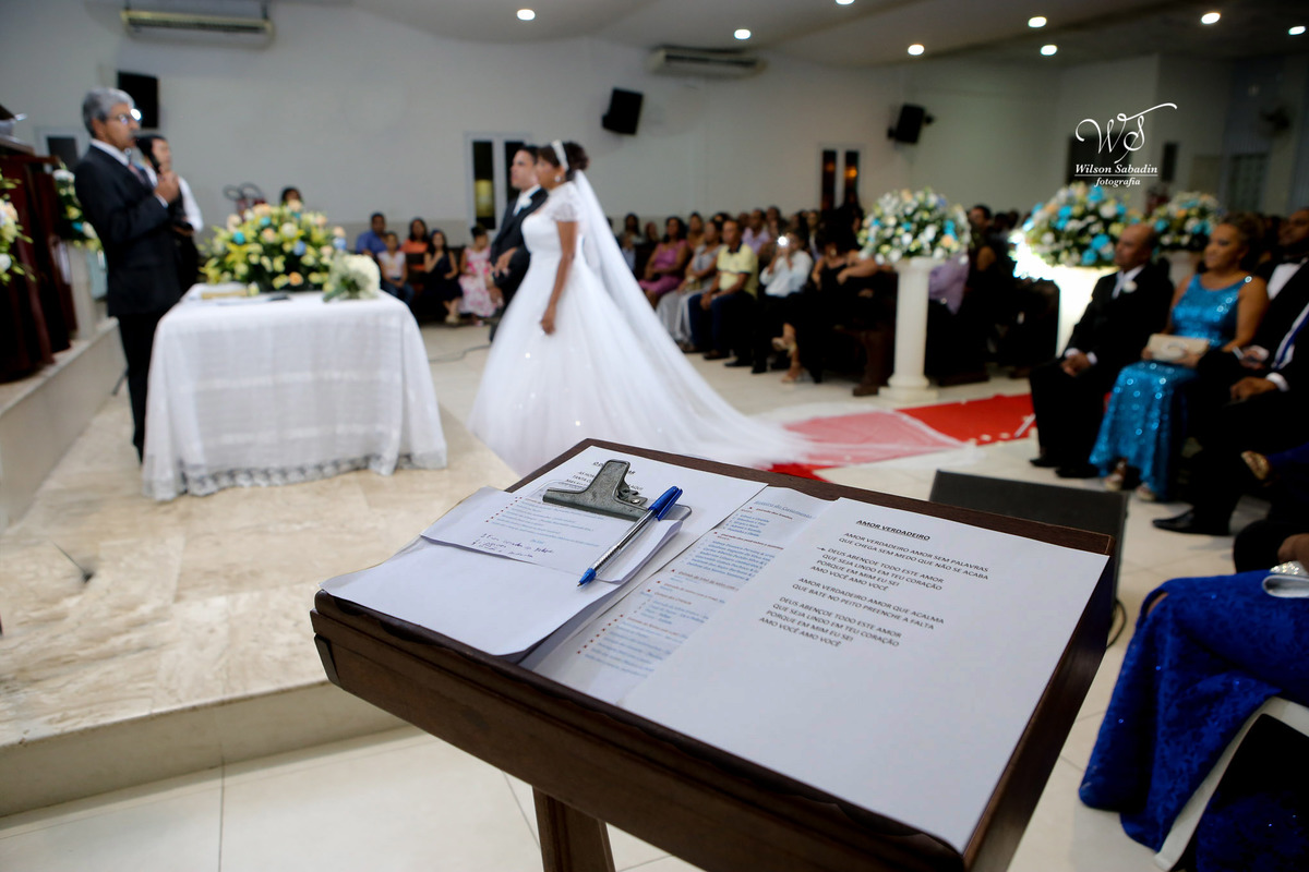 fotografia de casamento, noivos, noiva, noivo, fotografia de noivos, vestido de noiva, sapato, perfume, cabelo, véu, brinco, cruxifixo, pai, mãe, padrinhos, padre, pastor, igreja, cerimonia, festa, salão de beleza, maquiagem, buqu&eci