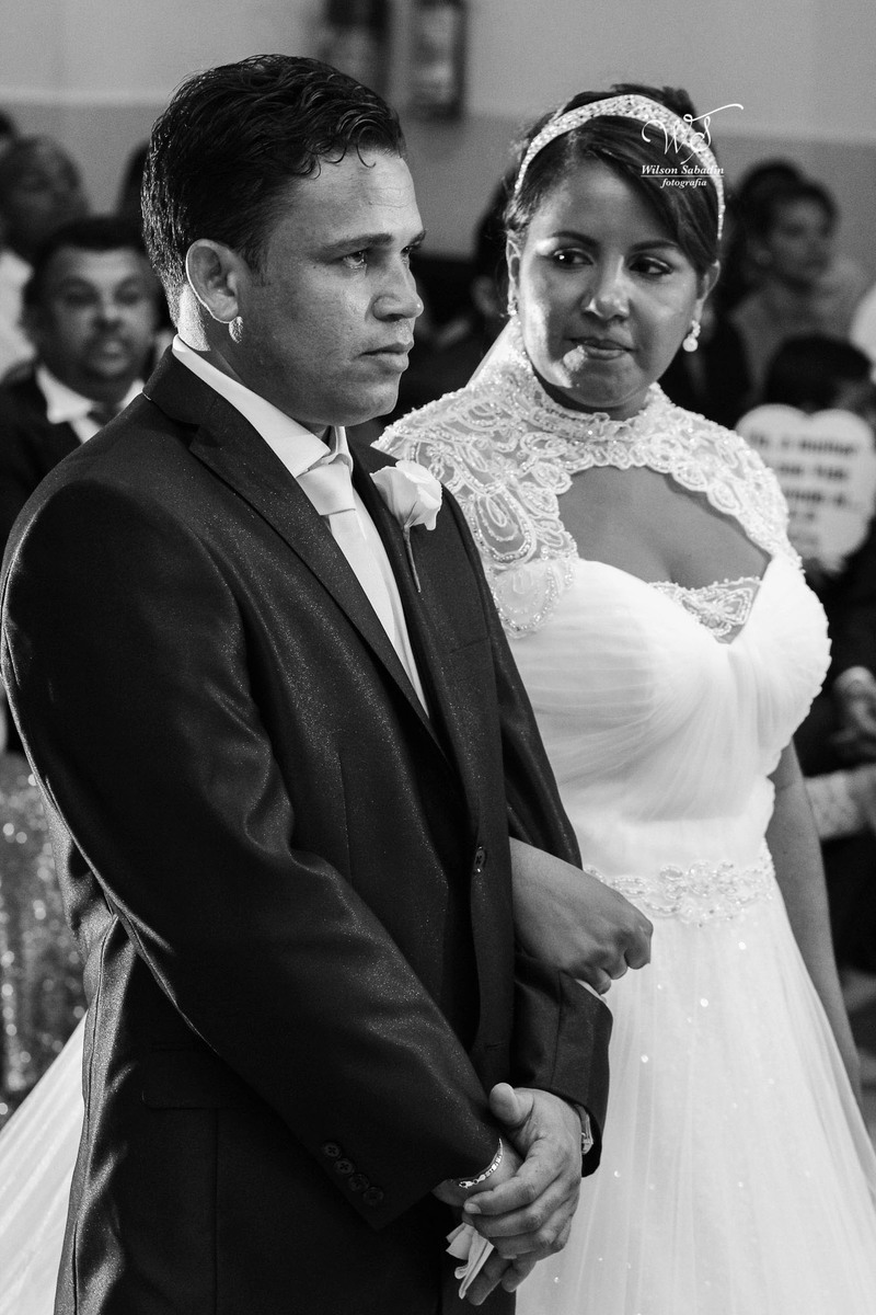 fotografia de casamento, noivos, noiva, noivo, fotografia de noivos, vestido de noiva, sapato, perfume, cabelo, véu, brinco, cruxifixo, pai, mãe, padrinhos, padre, pastor, igreja, cerimonia, festa, salão de beleza, maquiagem, buqu&eci