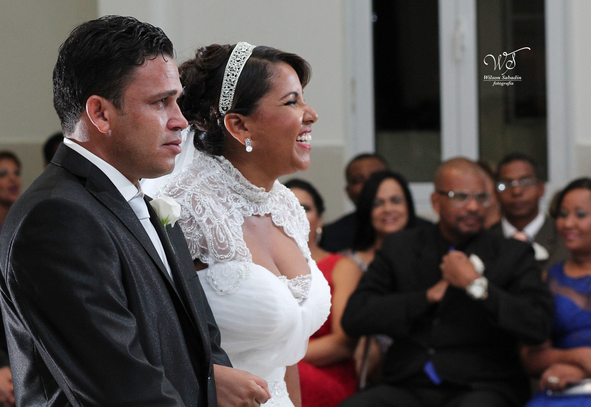 fotografia de casamento, noivos, noiva, noivo, fotografia de noivos, vestido de noiva, sapato, perfume, cabelo, véu, brinco, cruxifixo, pai, mãe, padrinhos, padre, pastor, igreja, cerimonia, festa, salão de beleza, maquiagem, buqu&eci