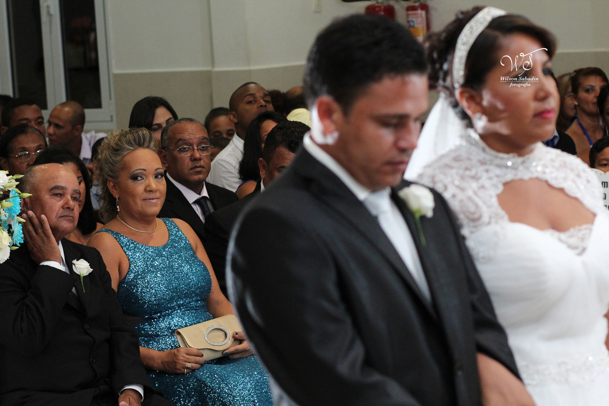 fotografia de casamento, noivos, noiva, noivo, fotografia de noivos, vestido de noiva, sapato, perfume, cabelo, véu, brinco, cruxifixo, pai, mãe, padrinhos, padre, pastor, igreja, cerimonia, festa, salão de beleza, maquiagem, buqu&eci