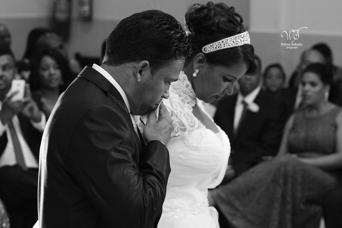 fotografia de casamento, noivos, noiva, noivo, fotografia de noivos, vestido de noiva, sapato, perfume, cabelo, véu, brinco, cruxifixo, pai, mãe, padrinhos, padre, pastor, igreja, cerimonia, festa, salão de beleza, maquiagem, buqu&eci