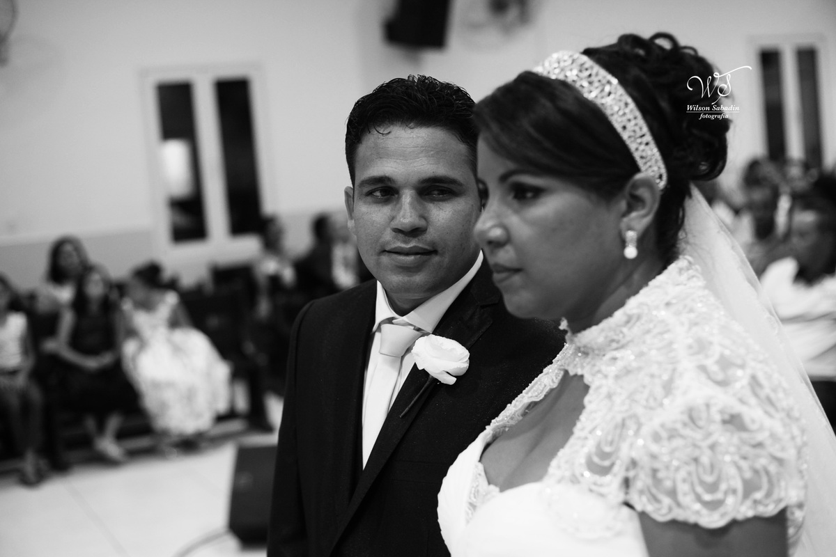 fotografia de casamento, noivos, noiva, noivo, fotografia de noivos, vestido de noiva, sapato, perfume, cabelo, véu, brinco, cruxifixo, pai, mãe, padrinhos, padre, pastor, igreja, cerimonia, festa, salão de beleza, maquiagem, buqu&eci