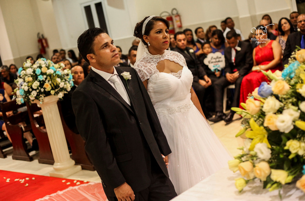 fotografia de casamento, noivos, noiva, noivo, fotografia de noivos, vestido de noiva, sapato, perfume, cabelo, véu, brinco, cruxifixo, pai, mãe, padrinhos, padre, pastor, igreja, cerimonia, festa, salão de beleza, maquiagem, buqu&eci