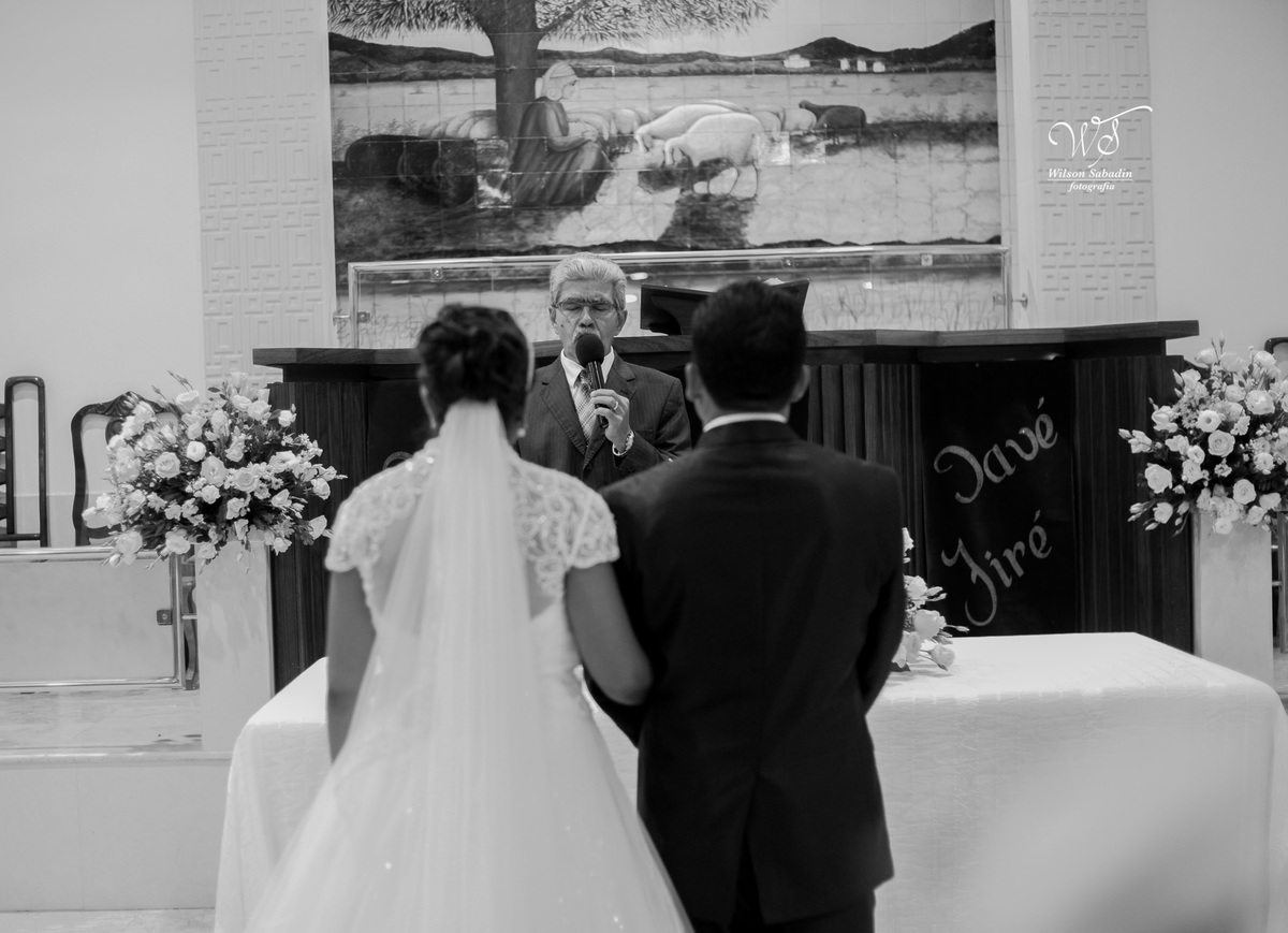 fotografia de casamento, noivos, noiva, noivo, fotografia de noivos, vestido de noiva, sapato, perfume, cabelo, véu, brinco, cruxifixo, pai, mãe, padrinhos, padre, pastor, igreja, cerimonia, festa, salão de beleza, maquiagem, buqu&eci