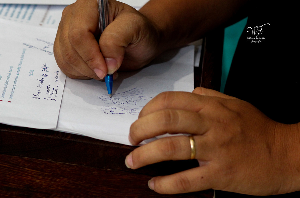 fotografia de casamento, noivos, noiva, noivo, fotografia de noivos, vestido de noiva, sapato, perfume, cabelo, véu, brinco, cruxifixo, pai, mãe, padrinhos, padre, pastor, igreja, cerimonia, festa, salão de beleza, maquiagem, buqu&eci