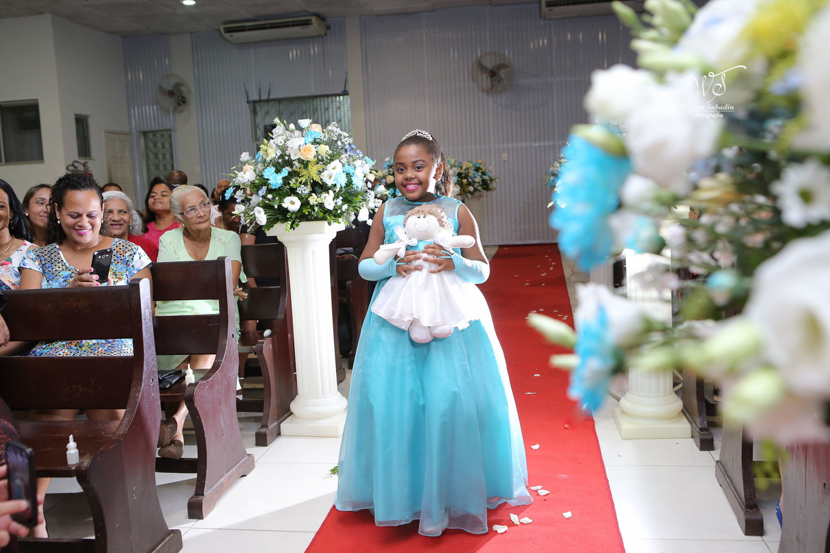 fotografia de casamento, noivos, noiva, noivo, fotografia de noivos, vestido de noiva, sapato, perfume, cabelo, véu, brinco, cruxifixo, pai, mãe, padrinhos, padre, pastor, igreja, cerimonia, festa, salão de beleza, maquiagem, buqu&eci