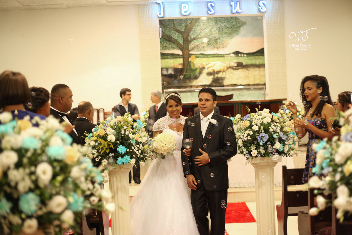 fotografia de casamento, noivos, noiva, noivo, fotografia de noivos, vestido de noiva, sapato, perfume, cabelo, véu, brinco, cruxifixo, pai, mãe, padrinhos, padre, pastor, igreja, cerimonia, festa, salão de beleza, maquiagem, buqu&eci