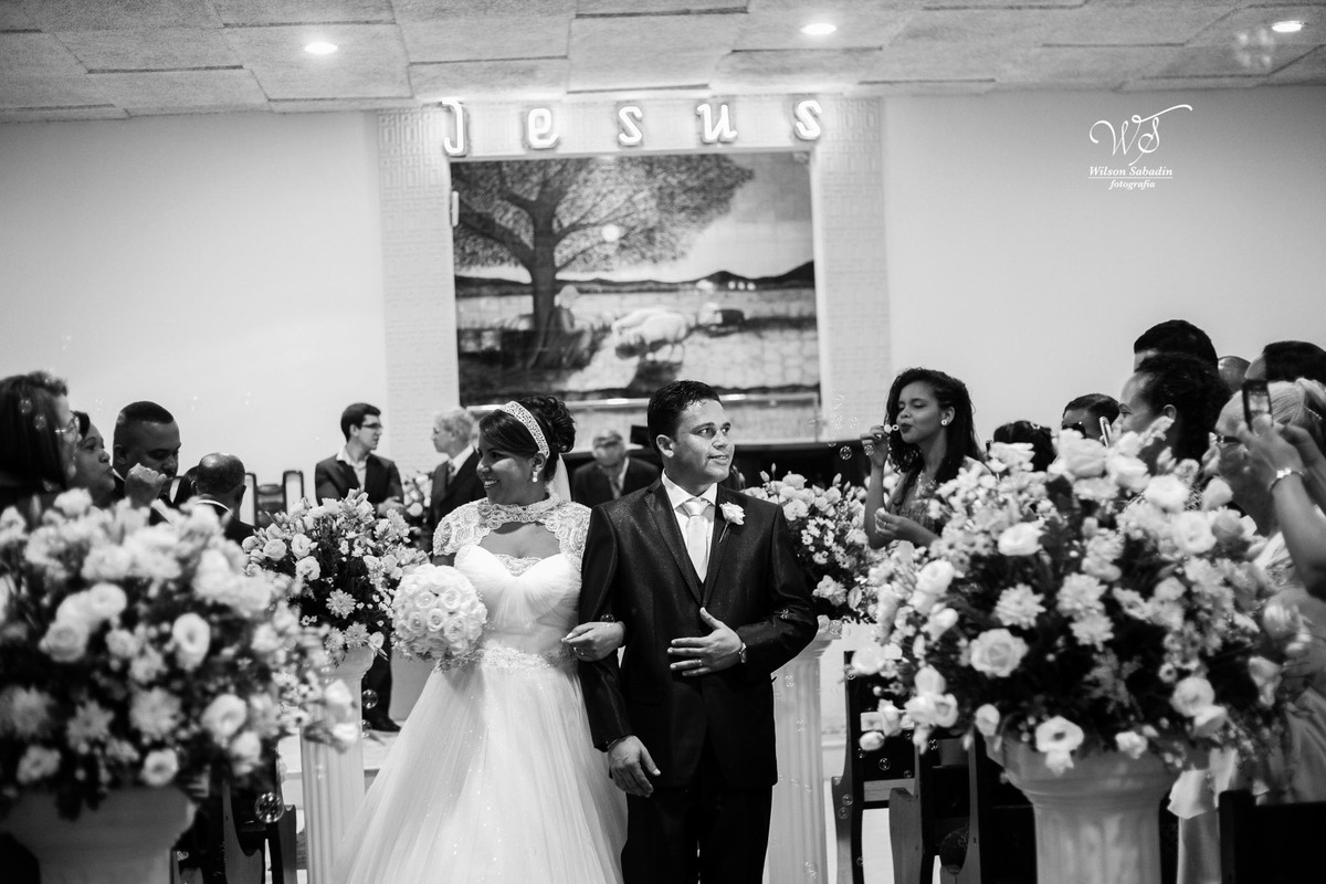 fotografia de casamento, noivos, noiva, noivo, fotografia de noivos, vestido de noiva, sapato, perfume, cabelo, véu, brinco, cruxifixo, pai, mãe, padrinhos, padre, pastor, igreja, cerimonia, festa, salão de beleza, maquiagem, buqu&eci