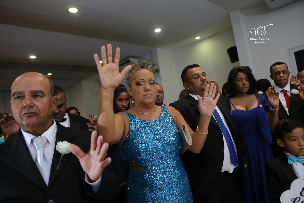 fotografia de casamento, noivos, noiva, noivo, fotografia de noivos, vestido de noiva, sapato, perfume, cabelo, véu, brinco, cruxifixo, pai, mãe, padrinhos, padre, pastor, igreja, cerimonia, festa, salão de beleza, maquiagem, buqu&eci